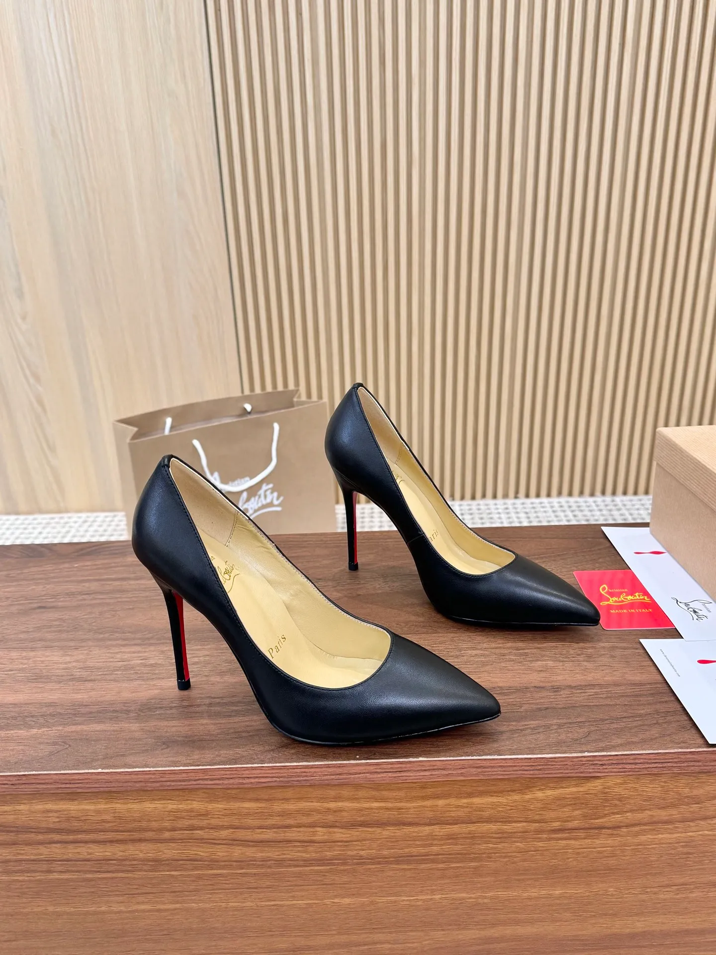 👟👟Ex-factory price 440👟👟 Genuine leather sole +40 Year-round shipment💝Christian Louboutin CL👠 Classic "Matte💎Cow Leather💎Series" noble and luxurious, real blingbling👟👟 Real materials, all customized by the pattern maker, and the materials are made of original customized materials to achieve the taste of the original 6 color options 💍 Upper: Imported 👉 cowhide 💪 Lining: Sheepskin foot pad/lining Size: 34-40.41.42 Heel height: 10.5cm and 8.5cm two options Leather sole Rubber sole
